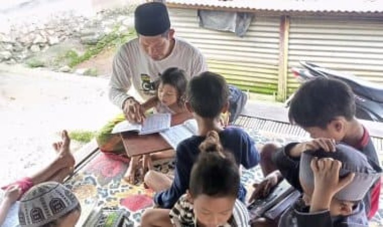 Asuddin Dedikasikan Tenaga dan Waktunya untuk Tingkatkan Literasi di Pedalaman Desa